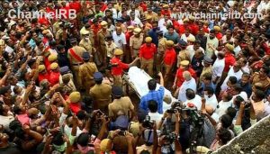 Read more about the article പ്രതീക്ഷ നിറച്ച കണ്ണുകളില്‍ കണ്ണീര്‍ നിറച്ച്‌ അവസാനമായി ഒരുനോക്കു മാത്രം; ജന്മനാടിനോട് വിടപറഞ്ഞ കോടിയേരിയെ കാണാൻ ഒഴുകിയെത്തിയത് ജനസഹസ്രം