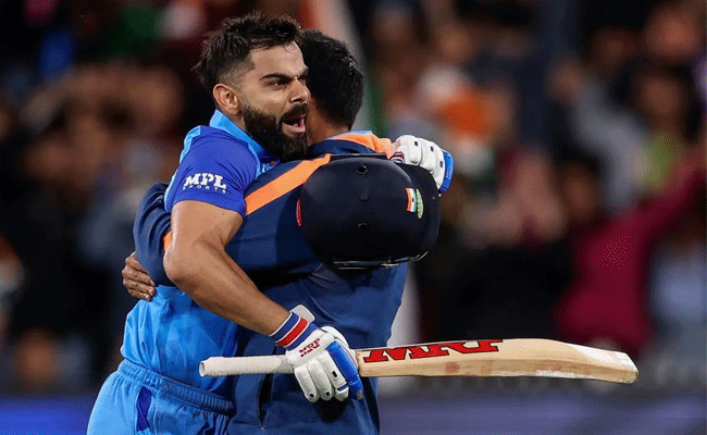 Read more about the article അവസാന ഓവറിലെ അവസാന പന്തുവരെ ആവേശം; കോഹ്ലിയുടെ മികവിൽ പാക്കിസ്ഥാനെതിരെ ഇന്ത്യയ്ക്ക് ത്രസിപ്പിക്കുന്ന വിജയം