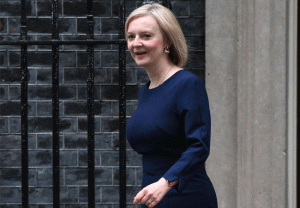 Read more about the article സാമ്പത്തിക പ്രതിസന്ധി പരിഹരിക്കാന്‍ തിടുക്കപ്പെട്ട് അവതരിപ്പിച്ച മിനി ബജറ്റ് പാളി; അധികാരത്തിലേറി 45ആം  ദിവസം ബ്രിട്ടീഷ് പ്രധാനമന്ത്രി സ്ഥാനം രാജിവെച്ച് ലിസ് ട്രസ്