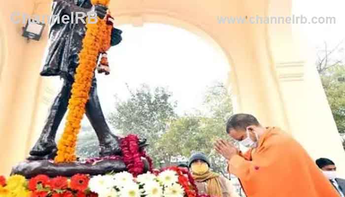 Read more about the article മഹാത്മാ ഗാന്ധിയുടെ പ്രതിമയിൽ പുഷ്പാര്‍ച്ചന നടത്തി യോഗി ആദിത്യനാഥ്; ഖാദി ഉത്പന്നങ്ങൾ വാങ്ങാനും ജനങ്ങളോട് ആഹ്വാനം