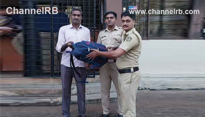 You are currently viewing കള്ളൻ ഓടി കിലോമീറ്ററുകളോളം; പിറകെ റെയിൽവേ പോലീസും, ഒടുവിൽ തട്ടിപ്പറിച്ച ബാഗ് കള്ളൻ ഉപേക്ഷിച്ചു കടന്നു