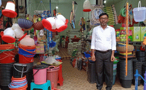 Read more about the article പ്രവാസ ജീവിതത്തിനിടെ തളർവാദം വന്ന് 6 വർഷം കിടന്നപ്പോഴും മനസ്സ് തളർന്നില്ല; നാട്ടിൽ സംരംഭകനാകണം എന്ന ആഗ്രഹം എന്നും നെഞ്ചിലേറ്റി നടന്നു; ഇന്ന് കർഷകർക്കും നാട്ടുകാർക്കും ഒരുപോലെ ആവശ്യമുള്ള സ്ഥാപന ഉടമ; നാരംപാടിയിൽ കച്ചവടം ചെയ്യുന്ന ഉമ്മർ ഹാജിയെ പരിചയപ്പെടാം