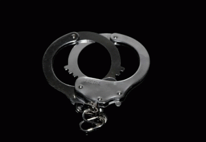 Read more about the article വീട്ടിലെ വെന്റിലേറ്ററിൻ്റെ  മേൽക്കൂര മറയ്ക്കാൻ ദേശീയ പതാക; ദേശീയപതാകയെ അപമാനിച്ച  ദമ്പതികൾ അറസ്റ്റിൽ