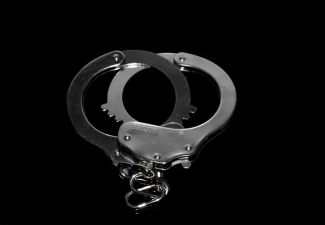 Read more about the article വീട്ടിലെ വെന്റിലേറ്ററിൻ്റെ  മേൽക്കൂര മറയ്ക്കാൻ ദേശീയ പതാക; ദേശീയപതാകയെ അപമാനിച്ച  ദമ്പതികൾ അറസ്റ്റിൽ