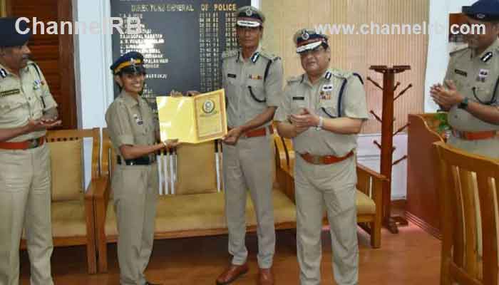 Read more about the article അമ്മയില്‍ നിന്ന് അകറ്റപ്പെട്ട കുഞ്ഞിന് മുലപ്പാല്‍ നല്‍കിയ പോലീസ് ഉദ്യോഗസ്ഥ; രമ്യയ്ക്ക് ജസ്റ്റിസ് ദേവന്‍ രാമചന്ദ്രൻ്റെ അഭിനന്ദനം, പോലീസ് മേധാവിയുടെ ആദരം