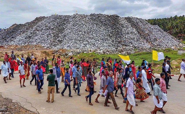 You are currently viewing വിഴിഞ്ഞം സമരത്തിൽ ഗൂഢാലോചനയെന്ന് എഫ്.ഐ.ആർ; ആര്‍ച്ച് ബിഷപ്പും സഹായമെത്രാനും അടക്കം അമ്പതോളം പേര്‍ പ്രതിപ്പട്ടികയില്‍