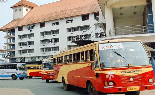 You are currently viewing അങ്കമാലിയെ ട്രാൻസിറ്റ് ഹബാക്കി മാറ്റുന്നു; വടക്കൻ കേരളത്തിലേക്ക് യാത്ര ചെയ്യുന്നവർ അങ്കമാലിയിൽ ബസ് മാറി കയറണം; പുതിയ പരിഷ്കാരവുമായി പരിഷ്കാരവുമായി കെ.എസ്.ആർ.ടി.സി