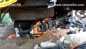 Read more about the article സ്‌കൂള്‍ ബസിന് പിറകില്‍ ബൈക്ക് ഇടിച്ച്‌ മൂന്ന് യുവാക്കള്‍ മരിച്ചു; തകര്‍ന്ന് തരിപ്പണമായി ഡ്യൂക്ക്, അമിതവേഗം അപകട കാരണമെന്ന് സൂചന