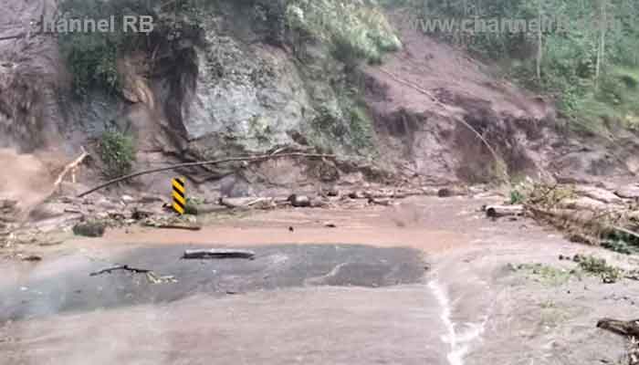 You are currently viewing മൂന്നാറിൽ ഉരുൾപൊട്ടൽ; വിനോദ സഞ്ചാരികളുടെ വാഹനം മണ്ണിനടിയിൽപ്പെട്ടു, മൂന്നാർ- വട്ടവട പാതയിൽ ഗതാഗതം നിരോധിച്ചു