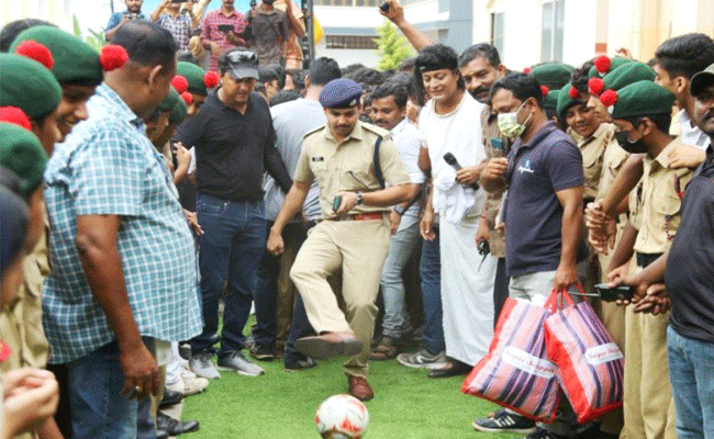 Read more about the article ലഹരിക്കെതിരെ ഫുട്ബോള്‍ ലഹരിയുമായി ബോചെയും മറഡോണയും കണ്ണൂരില്‍