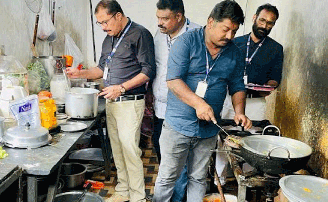 Read more about the article മധൂര്‍ പഞ്ചായത്തിലെ ഹോട്ടലുകളില്‍ പരിശോധന നടത്തി ആരോഗ്യവകുപ്പ്