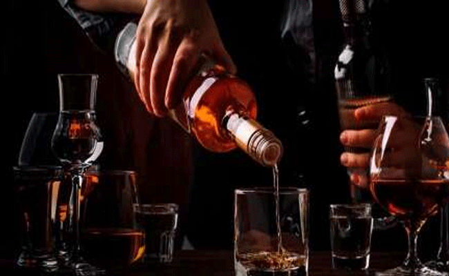 Read more about the article വിദേശ മദ്യ കമ്പനികളുടെ കുത്തക തകർക്കാൻ മലബാർ ബ്രാണ്ടിയുമായി കേരളാ സർക്കാർ