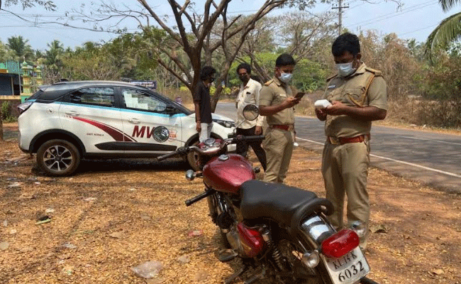 Read more about the article ഇരുചക്ര വാഹനങ്ങളില്‍ രണ്ട് ഹെല്‍മെറ്റ് നിര്‍ബന്ധം; കാസർകോട് കര്‍ശന പരിശോധനയുമായി മോട്ടോര്‍ വാഹന വകുപ്പ്