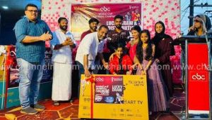 Read more about the article കളി കാണാം വലുതായി കളറായി; എ.ബി.സി കാസർകോട് ഷോറൂമിലെ നറുക്കെടുപ്പ് വിജയികൾക്കുള്ള സമ്മാനങ്ങൾ വിതരണം ചെയ്തു