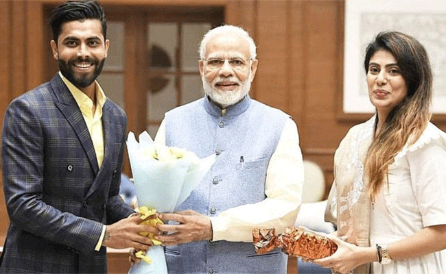 You are currently viewing തെരഞ്ഞെടുപ്പിൽ മത്സരിക്കാൻ ഭാര്യക്ക് ബി.ജെ.പി സീറ്റ് നൽകി; പ്രധാനമന്ത്രിക്ക് നന്ദി പറഞ്ഞ് രവീന്ദ്ര ജഡേജ