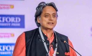 Read more about the article പാര്‍ട്ടിയുടെ പരിപാടിയിൽ പങ്കെടുക്കുമ്പോൾ ഡി.സി.സിയെ അറിയിക്കാറുണ്ട് ; മിണ്ടാതിരിക്കാൻ കിൻഡർ ഗാർഡൻ കുട്ടികളല്ലെന്ന് തരൂർ