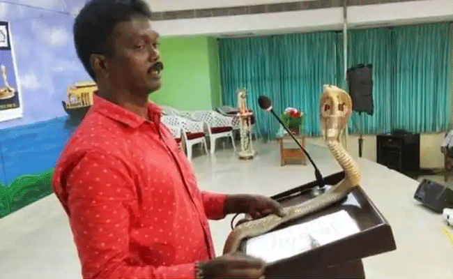 Read more about the article മൈക്ക് ഓഫായപ്പോൾ മൂർഖനെ ‘മൈക്കാ’ക്കി വാവ സുരേഷിൻ്റെ ക്ലാസെടുക്കൽ; വ്യാപക വിമർശനം ഉയരുന്നു