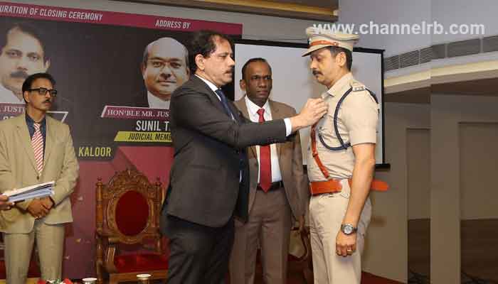 Read more about the article ബാഡ്‌ജ് ഓഫ് ഓണർ ഡി.വൈ.എസ്.പിയും സംഘവും സ്വീകരിച്ചു; വിജിലൻസിലെ പ്രവർത്തന മികവിന് സംസ്ഥാന സർക്കാറിൻ്റെ ബഹുമതി കാസർകോട് ബ്യുറോയ്ക്ക് ലഭിച്ചിരുന്നു