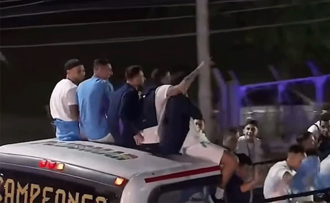 Read more about the article വിജയാഘോഷം; അർജന്റീനിയൻ താരങ്ങൾ അപകടത്തിൽ നിന്ന് രക്ഷപ്പെട്ടത് തലനാരിഴയ്ക്ക്