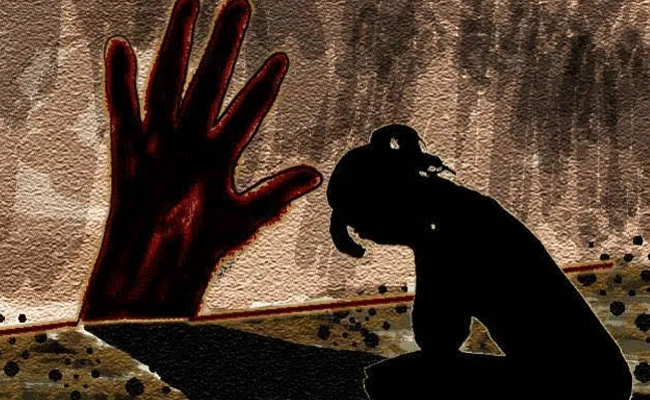 Read more about the article പ്രായപൂർത്തിയാകാത്ത പെൺകുട്ടിയെ മയക്കുമരുന്ന് നൽകി പീഡിപ്പിച്ചു; കേസിൽ അമ്മയും മകനും അറസ്റ്റിൽ