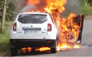 Read more about the article കാസർകോട് വെള്ളരിക്കുണ്ടിൽ ഓടിക്കൊണ്ടിരുന്ന കാറിന് തീപിടിച്ചു; വാഹനത്തിലുണ്ടായിരുന്ന അഞ്ചംഗ കുടുംബം അത്ഭുകരമായി രക്ഷപ്പെട്ടു