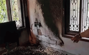 Read more about the article തലശേരിയിൽ മൊബൈല്‍ ചാര്‍ജര്‍ പൊട്ടിത്തെറിച്ച് വീടിന് തീപിടിച്ചു; മുറിക്ക് സമീപത്തെ തെങ്ങിൻ്റെ ഓലകളും കത്തിക്കരിഞ്ഞ നിലയിൽ