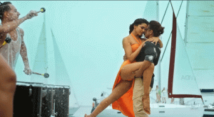 Read more about the article ‘കാവി ബിക്കിനി’ വിവാദം അവസാനിക്കുന്നില്ല; ഹനുമാൻ ചാലിസ ജപിച്ച് ഷാരൂഖിൻ്റെ ഷൂട്ടിങ് തടസ്സപ്പെടുത്തി പ്രതിഷേധക്കാർ