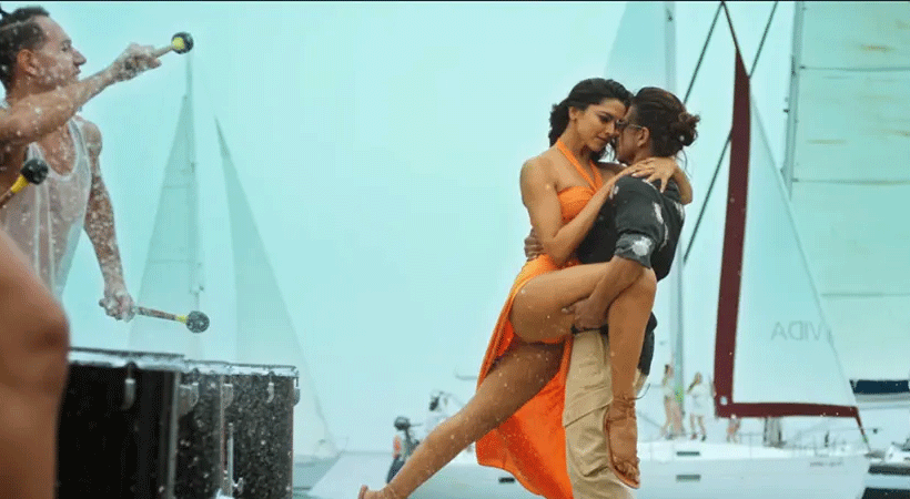 Read more about the article ‘കാവി ബിക്കിനി’ വിവാദം അവസാനിക്കുന്നില്ല; ഹനുമാൻ ചാലിസ ജപിച്ച് ഷാരൂഖിൻ്റെ ഷൂട്ടിങ് തടസ്സപ്പെടുത്തി പ്രതിഷേധക്കാർ