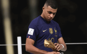 Read more about the article ലോകകപ്പിൽ മെസ്സിയെ മറികടന്ന് ഗോൾഡൻ ബൂട്ട് തിളക്കത്തിൽ എം​ബാപ്പെ