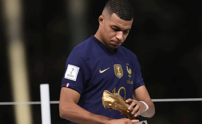 Read more about the article ലോകകപ്പിൽ മെസ്സിയെ മറികടന്ന് ഗോൾഡൻ ബൂട്ട് തിളക്കത്തിൽ എം​ബാപ്പെ