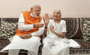 Read more about the article എൻ്റെ അമ്മയ്‌ക്ക് സ്കൂളില്‍ പോലും പോകാന്‍ കഴിഞ്ഞില്ല, അതിനാല്‍ എഴുതാനും വായിക്കാനും അറിയില്ല; മാതാവിനെക്കുറിച്ചു പ്രധാനമന്ത്രി എഴുതിയ ബ്ലോഗ് സോഷ്യല്‍ മീഡിയയില്‍ ശ്രദ്ധ നേടുമ്പോൾ