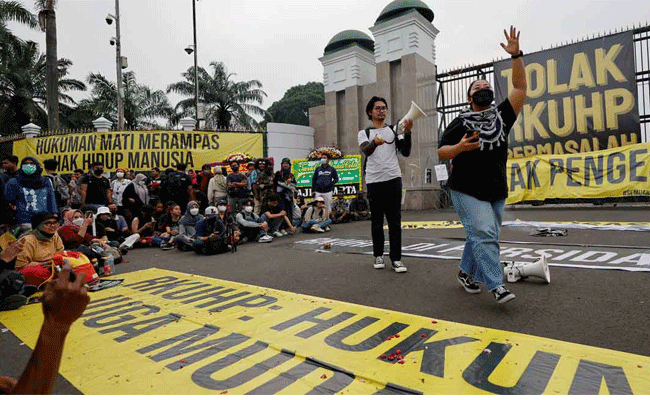 Read more about the article വിവാഹത്തിനു മുമ്പുള്ള ലൈംഗിക ബന്ധവും സഹവാസവും നിയമവിരുദ്ധമാക്കി ഇന്തോനേഷ്യ