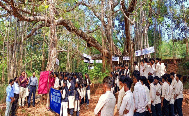 Read more about the article ആൽമരച്ചുവട്ടിൽ ഇന്ത്യൻ ഭരണഘടനയെ അറിയാം; സ്കൂൾ കുട്ടികളുടെ  ആശയം ഇങ്ങനെ