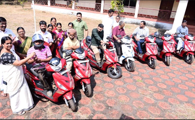 Read more about the article ഭിന്നശേഷിക്കാര്‍ക്ക് കൈത്താങ്ങായി കാഞ്ഞങ്ങാട് നഗരസഭ; മുച്ചക്ര വാഹനങ്ങള്‍ വിതരണം ചെയ്തു