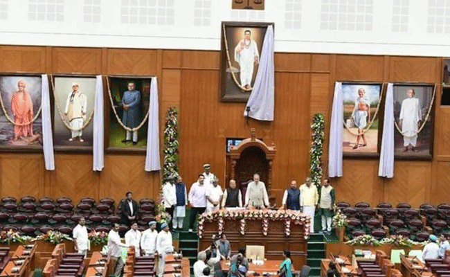 You are currently viewing നിയമസഭയ്ക്കുള്ളില്‍ വി.ഡി. സവര്‍ക്കറുടെ ഛായാചിത്രം സ്ഥാപിച്ച്‌ ബി.ജെ.പി സര്‍ക്കാര്‍; കർണാടകയിൽ വിവാദം