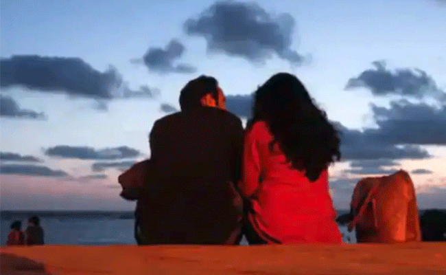 Read more about the article സോഷ്യൽ മീഡിയയിലൂടെ പരിചയപ്പെട്ട യുവാവിനൊപ്പം പോകാൻ വിവാഹിതയ്ക്ക്  കാസർകോട്  കോടതിയുടെ അനുമതി; സംഭവം ഇങ്ങനെ