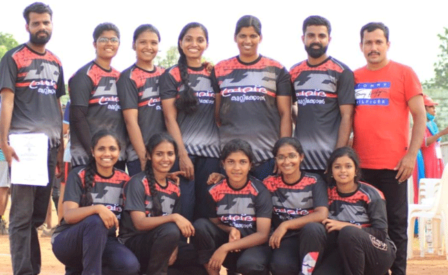 You are currently viewing കരുത്തുതെളിയിച്ച് കായികതാരങ്ങൾ; സംസ്ഥാന കേരളോത്സവം പുരുഷ- വനിത വടംവലിയിൽ കപ്പുയർത്തി കാസർകോട് ജില്ല; വളയണിയും കൈകളിലും വിജയതിളക്കം