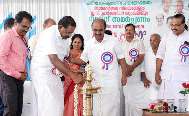 You are currently viewing കാസര്‍കോട് കുസുമം പദ്ധതിക്ക് ഏറെ സാധ്യതയുള്ള നാട്; മാവുങ്കാലില്‍ കെ.എസ്.ഇ.ബി ഇലക്ട്രോണിക് വെഹിക്കിള്‍ ചാര്‍ജ്ജിംഗ് സ്റ്റേഷന്‍ ഓണ്‍ലൈന്‍ വഴി ഉദ്ഘാടനം ചെയ്ത് മന്ത്രി കെ.കൃഷ്ണന്‍കുട്ടി