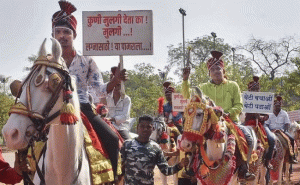 Read more about the article ‘വിവാഹം കഴിക്കാന്‍ പെണ്‍കുട്ടികളില്ല’; കുതിരപ്പുറത്ത് കയറി വിവാഹത്തിനെന്ന പോലെ യുവാക്കളുടെ പ്രതിഷേധ മാര്‍ച്ച്