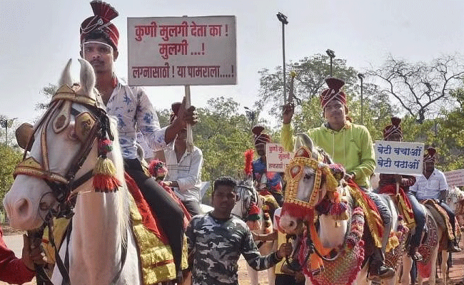 Read more about the article ‘വിവാഹം കഴിക്കാന്‍ പെണ്‍കുട്ടികളില്ല’; കുതിരപ്പുറത്ത് കയറി വിവാഹത്തിനെന്ന പോലെ യുവാക്കളുടെ പ്രതിഷേധ മാര്‍ച്ച്