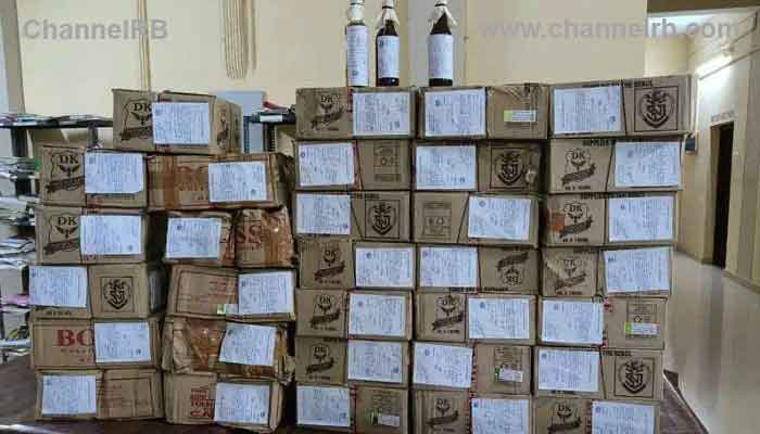 You are currently viewing കാസർകോട് പൂജാമുറിക്ക് അടിയിലെ രഹസ്യ അറയില്‍ വന്‍ മദ്യശേഖരം; എക്‌സൈസ് മദ്യം കണ്ടെത്തിയതോടെ ഗൃഹനാഥന്‍ ഇറങ്ങിയോടി