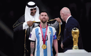 Read more about the article ലോകകപ്പ് കൈമാറും മുൻപ് മെസ്സിയെ കറുത്ത മേൽവസ്ത്രം അണിയിച്ച് ഖത്തർ അമീർ; വിവാദങ്ങളുടെ ആവശ്യമില്ല; കാരണം അറിയാം