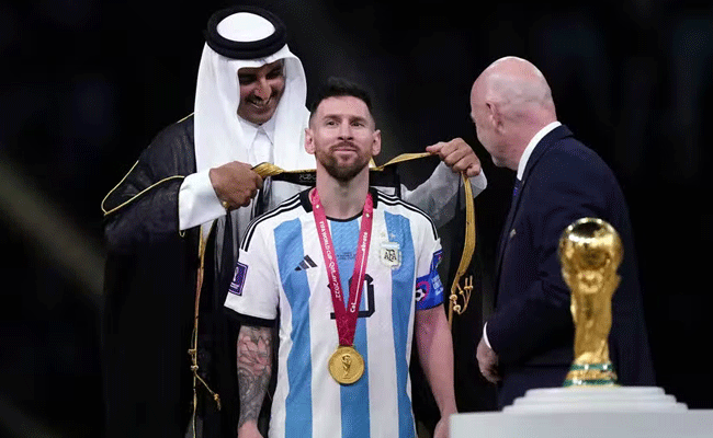 Read more about the article ലോകകപ്പ് കൈമാറും മുൻപ് മെസ്സിയെ കറുത്ത മേൽവസ്ത്രം അണിയിച്ച് ഖത്തർ അമീർ; വിവാദങ്ങളുടെ ആവശ്യമില്ല; കാരണം അറിയാം