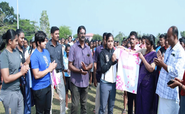 Read more about the article ജഴ്‌സി റെഡി ഇനി മെഡല്‍ ലക്ഷ്യം; നീലേശ്വരം ഇ.എം.എസ്. സ്റ്റേഡിയത്തില്‍ സംസ്ഥാന സ്‌കൂള്‍ കായികമേളയ്ക്കുള്ള ജഴ്‌സി പ്രകാശനം ചെയ്തു