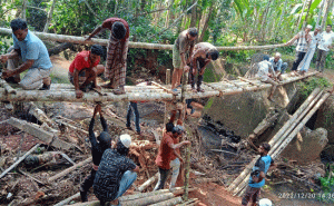 Read more about the article കാസർകോട്ടെ പുണ്ടൂർ ശാസ്‌താംകോട് പാലം തകർന്നുണ്ടായ അപകടം; പാലത്തിലുണ്ടായിരുന്നത് 2 കുട്ടികൾ ഉൾപ്പടെ 6 പേർ; പരിക്കേറ്റ ഒരു സ്ത്രീയുടെ കാലിന് ശസ്ത്രക്രിയ; സ്ഥിരം പാലം നിർമിച്ചു നൽകാത്ത ഭരണകൂടത്തിനെതിരെ പ്രതിഷേധം