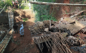 Read more about the article പുണ്ടൂർ ശാസ്താങ്കോട് പാലം തകർന്നുവീണ് സ്ത്രീകൾക്ക് പരിക്കേറ്റു; തകർന്നത് തോടിനു കുറുകെയുള്ള കവുങ്ങിൻ പാലം