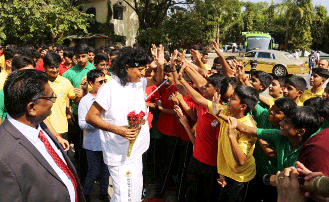 Read more about the article ലഹരിക്കെതിരെ ഫുട്ബോള്‍ ലഹരിയുമായി ബോചെയും മറഡോണയും ശിരൂരില്‍