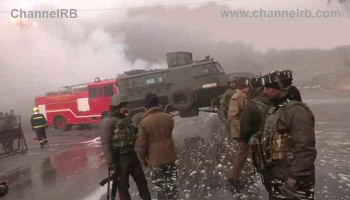 You are currently viewing മൂന്ന് ഭീകരരെ സുരക്ഷാ സേന വധിച്ചു; ജമ്മുവില്‍ ഏറ്റുമുട്ടല്‍, ട്രക്കിന് തീപിടിച്ചു