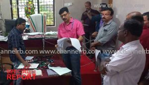 Read more about the article കാസർകോട്ട് പണവുമായി വിജിലൻസിൻ്റെ കയ്യിൽ ആധാരം എഴുത്തുകാരും കുടുങ്ങി; സബ് രജിസ്ട്രാർ ഓഫിസുകളിൽ നിന്നും രജിസ്‌ട്രേഷൻ കൈക്കൂലി പണം പിടികൂടി