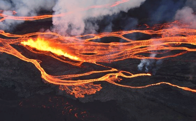 You are currently viewing ലോകത്തിലെ ഏറ്റവും വലിയ അഗ്‌നിപര്‍വ്വതം പൊട്ടിത്തെറിച്ചു; ചാരവും അവശിഷ്ടങ്ങളും അന്തരീക്ഷത്തില്‍ നിറഞ്ഞിരിക്കുന്നു